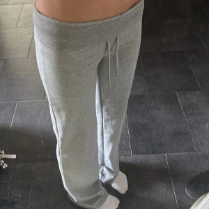 Gråa lager byxer  - Säljer jätte fina byxer från lager då jag aldrig har andvänt dom💕skriv för intresse💕