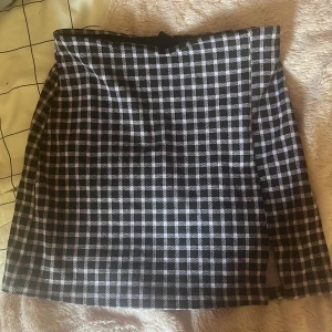 Lila och svart kjol - Svart och lila kjol som är mittemellan kort och medium. Storlek S 