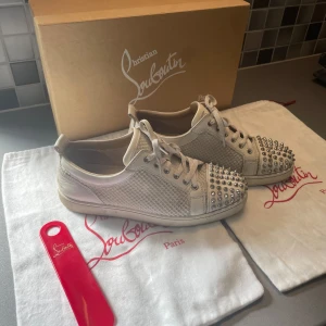 Christian Louboutin skor  - Skick 7-10 skitiga men går absolut att tvätta/ lite små slitningar på nitarna oxå/ pris går diskuteras vid snabb affär/ allt på bild ingår/ digitalt kvitto finns  