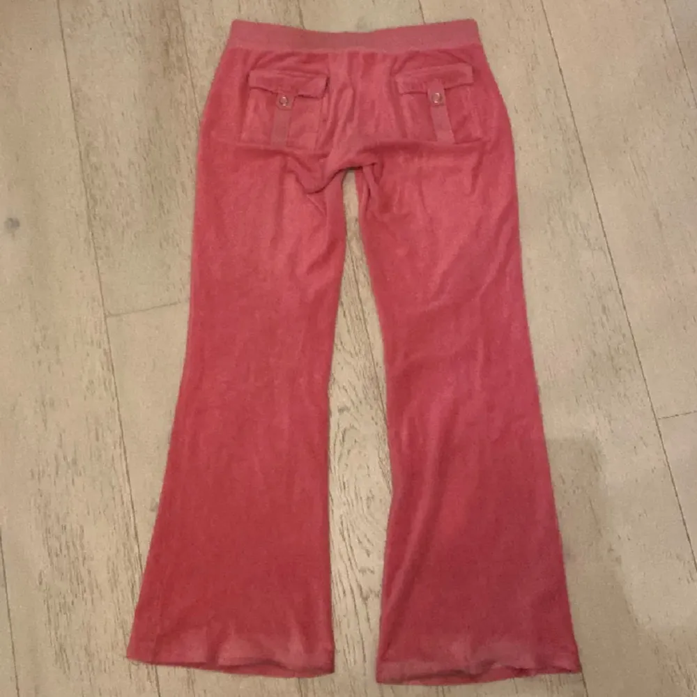 Jättefina vintage juicy byxor i ganska bra skick har ett litet hål i fickan men annars är de jätte bra kvalitet . Jeans & Byxor.