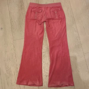 Vintage juicy byxor - Jättefina vintage juicy byxor i ganska bra skick har ett litet hål i fickan men annars är de jätte bra kvalitet 