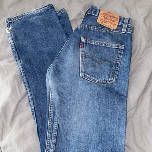 Levis 501 - Vi säljer nu dessa Levis 501 jeans i skick: 7/10. Storlek: W28 L32. Lite slitage längs nere vid byxorna (bild1) men syns inte jättemycket när man har på sig (priset är ej hugget i sten). Tveka inte att höra av dig vid eventuella frågor!