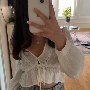 Blus - Blus från zara🤍 använt den några gånger men är i fint skick + små fina detaljer 