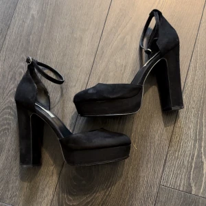 12cm klackar  - Svarta 12cm höga klackar med platå ifrån Even&Odd. Väldigt stadig klack och de är otroligt sköna trots klackhöjden. Har en rem med silverspänne upptill för stabilitet.  Har ett litet märke fram på vänstra skon. Inget som syns när man har på sig dom