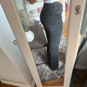 Bikbok jeans - Gråa fina jeans från bikbok i stl 27 32. Knappt använda. Nypris 600