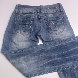 Low Rise vintage Bootcut Jeans - Jättefina lågmidjade jeans med coola bakfickor som jag uppskattar är storlek S🥰Märket är PMA jeans. Midjemåttet är ungefär 37 cm, från midjan till längst ned är 100 cm och innerbenslängden är 80 cm❤️Knappen längst ned saknas men d märks inte