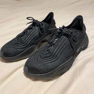 Adidas skor - Adidas skor i mycket bra skick, de är knappt använda. Säljer då jag inte använt de på länge. Storlek 44,5 SV, SIZE 10,5 EU.