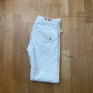 Dondup George  - Säljer dessa dondups i modellen George. Storlek 33. 