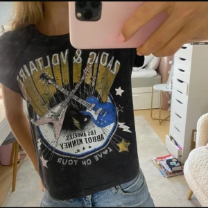 Zadig & Voltaire tröja rock - Säljer denna jättecoola Zadig & Voltaire tröja som är i jättebra skick! 