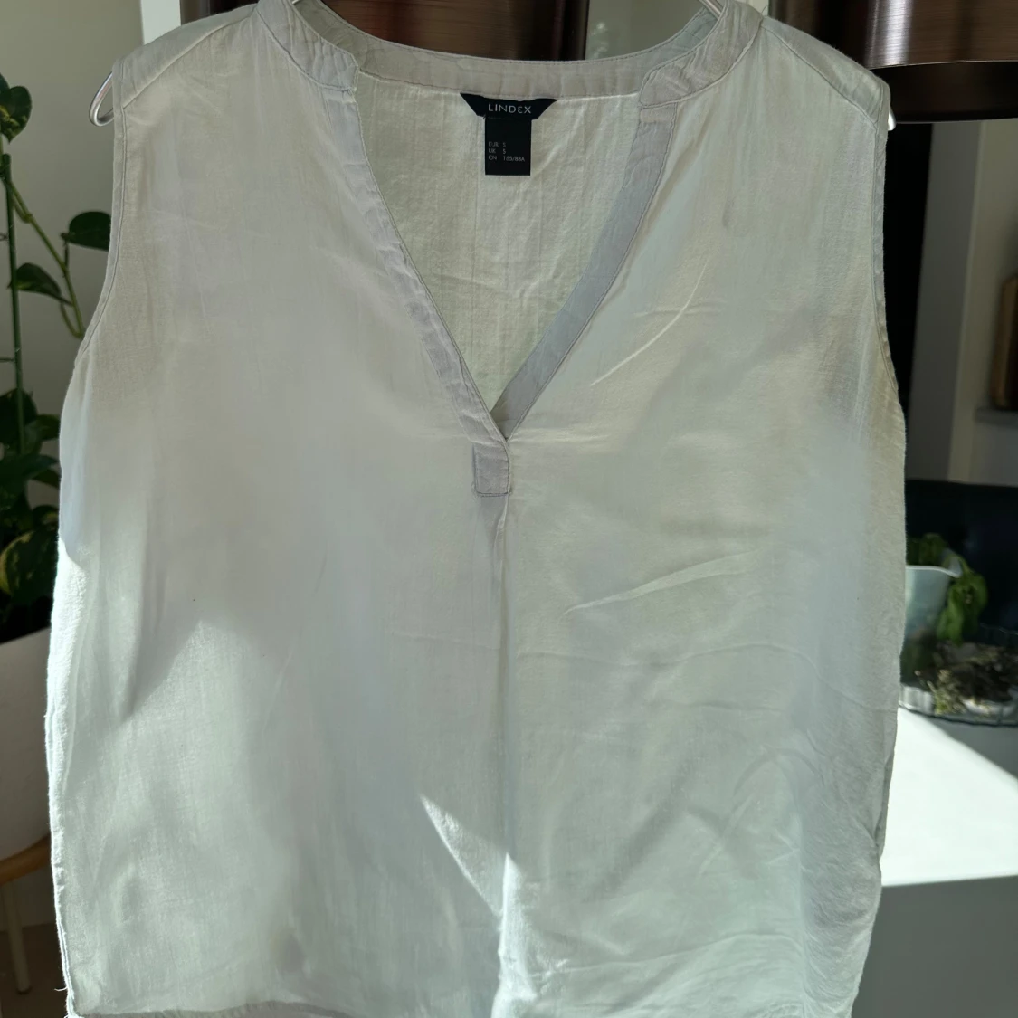 Vit ärmlös topp från Lindex - 90