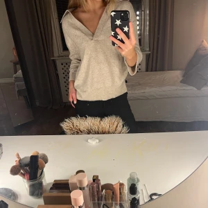 Stickad tröja  - Säljer denna beiga stickade tröjan från hm!  Superfin och perfekt till hösten!  Skriv för fler bilder💗