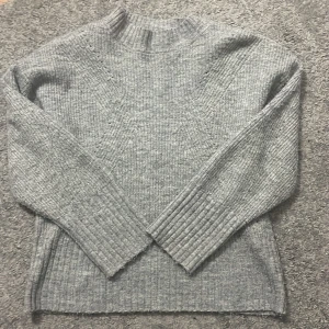 Grå tjocktröja - En grå tjocktröja från Lindex, har nästan aldrig använt den 💞