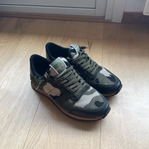 Valentino rockrunners - Tjena säljer mina fina valentino rockrunners i extremt bra skick eftersom jag råka beställa i fel storlek. 1 dustbag kommer med. Storlek på skorna är 40 skulle säga att dom passa 41. Ny pris på dessa ligger på ungefär 9000kr mitt pris 2699kr. 