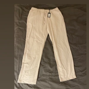 Linnebyxor - Helt oanvända beiga linne byxor med lappen kvar. Storlek L