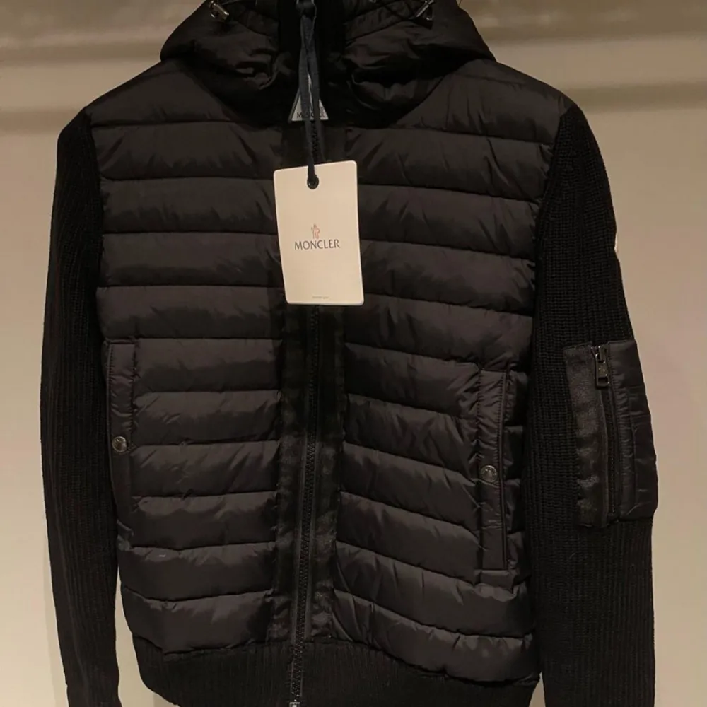 Moncler Cardigan (Finns i Svart,Grön och Blå) (Finns i S,M,L,XL och 2XL) Skriv till mig för mer information @Swe_no.1plug på Instagram för mer kläder och skor ✅📦. Takit.