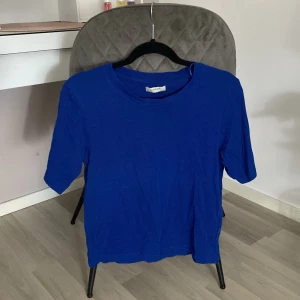 Tröja - Snygg och bekväma blå t-shirt ifrån Lindex💓 använd några gånger så den är i fint skick💖 köpt för 199 , säljer för den inte kommer till användning mer💓