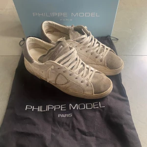 Philippe model skor - Tja säljer mina sjukt snygga Philippe model skor, dom är andvända men funkar fortfarande. Hör bara av er om mer frågar.