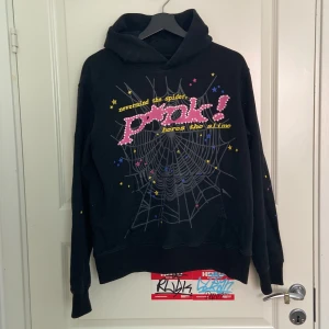 Spider hoodie - Bra skick 8/10. Vet ej om den är äkta. Säljer för väldigt bra pris. Har byxorna till sättet ute till försäljning.