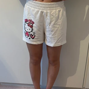 söta hello kitty shorts från primark.❤️❤️ - Oanvända❤️ Super fina hello kitty shorts i storlek M❤️ Super sköna❤️ Köpt på primark💕