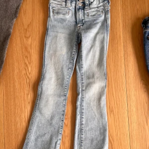 H&M low rise flare jeans - H&M flare jeans från hms barn avdelning i stl 134! Inga defekter men är lite för korta i benen 😊nypris 280kr