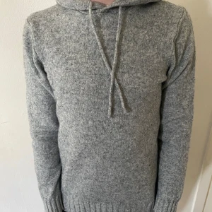 Dressmann - Säljer denna riktigt snygga merino/cahsmere hoodien från dressmann, denna modell säljs ej längre storleken är S men har krympt i tvätten så sitter som xs