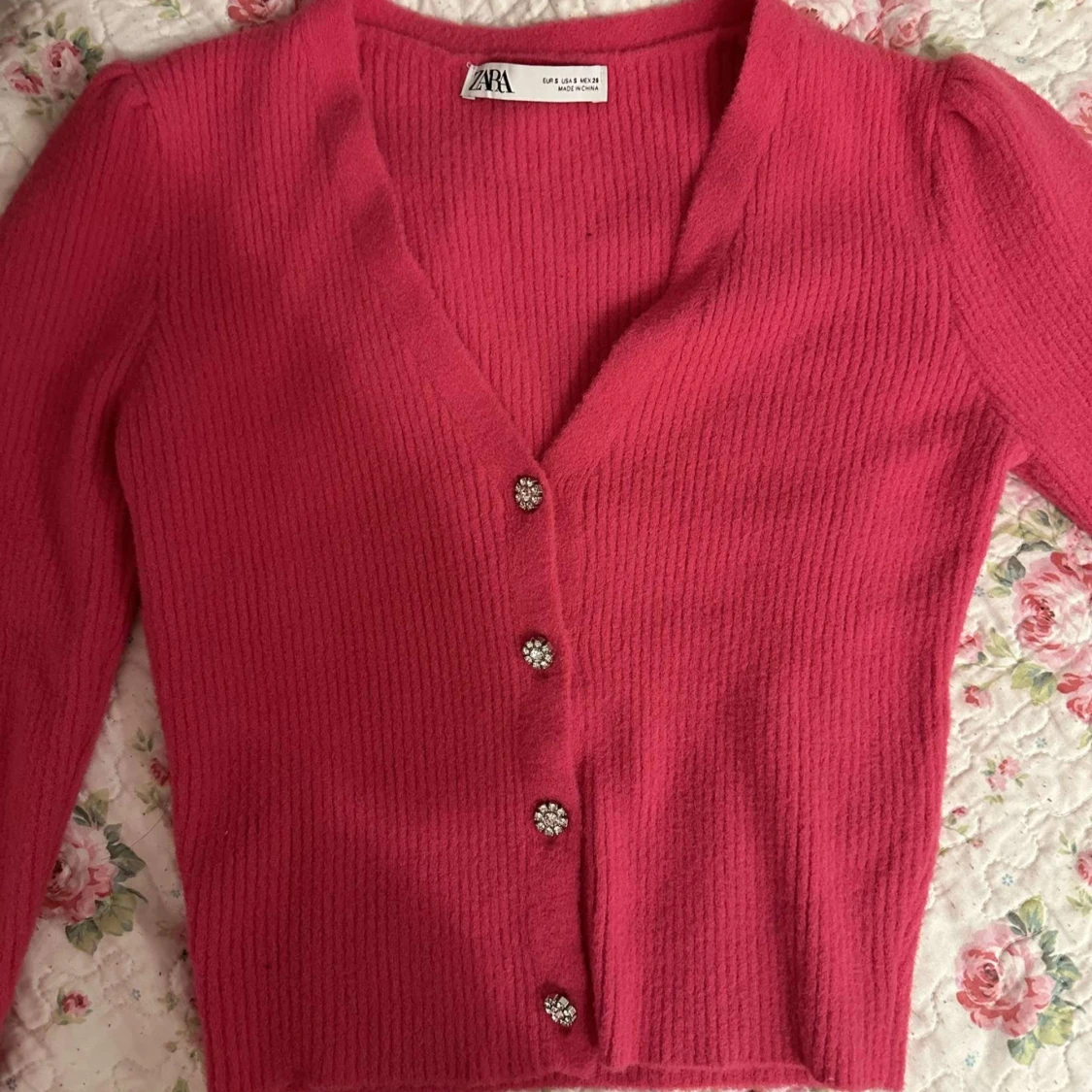 Söt rosa kofta med diamant knappar