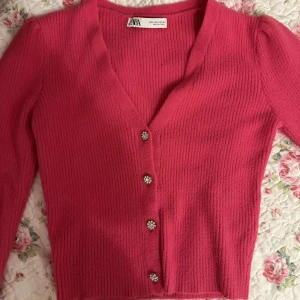 Söt rosa kofta med diamant knappar - Jättegosig rosa kofta som tyvärr inte passar mig, helt oanvänd. Passar bra både i vardagen och på fin tillfällen🎀Köpt för 350 på zara. 