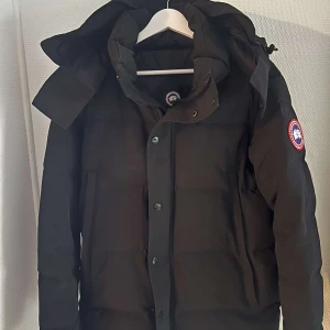 Canada goose wyndham parka - Använt under vinter, en unik jacka som håller värme när det är kallt 