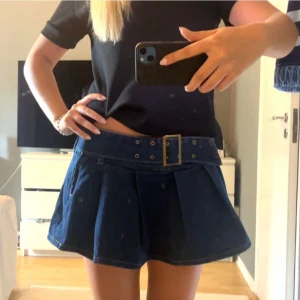 Jeanskjol med volanger  - Supersnygg jeanskjol med bälte som gör det möjligt att justera midjestorleken😍 helt oanvänd i superbra skick. Köpt i Spanien på okänd butik för 400 kr! 