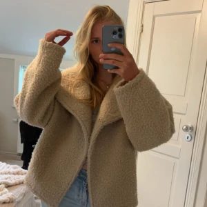 Höstjacka - Super snygg jacka som passar perfekt nu till hösten!! Den håller värmen bra så den funkar jätte bra att ha till skolan eller till andra tillfällen. Endast använd 1 gång, inga defekter. ❤️‍🔥❤️‍🔥
