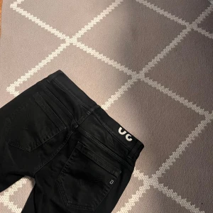 Dondup george jeans - Säljer mina dondup brallor i storlek 30. Skick 8/10. Haft på mig dem bara några gånger. Dock har en lapp gått av på insidan av dem, men det är inget man märker