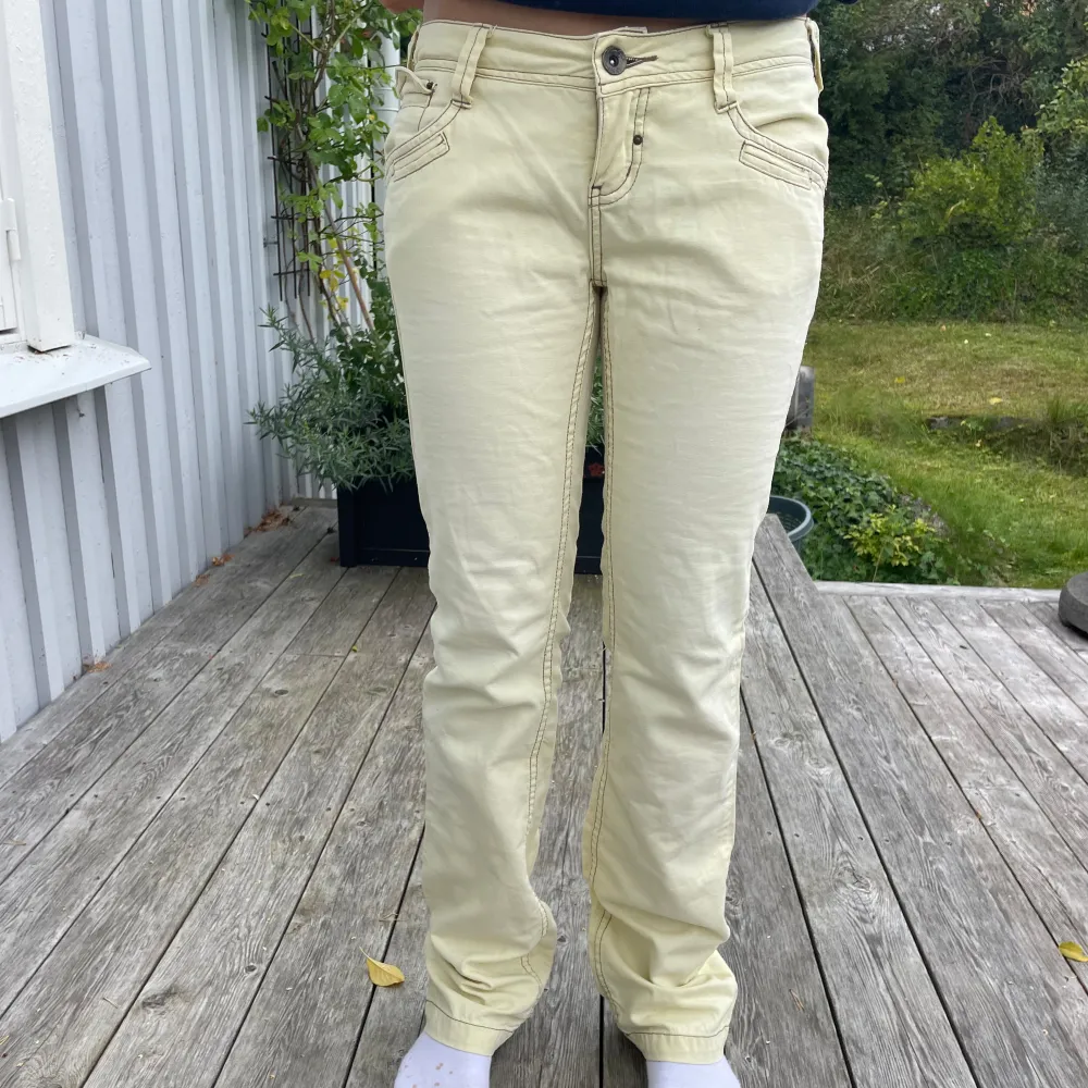 Coola ljusgula jeans med fina fickor. Bootcut och perfekta till allt. Midjemåttet 37 cm och hela längden 105cm. Pris kan diskuteras vid snabb affär. Jeans & Byxor.