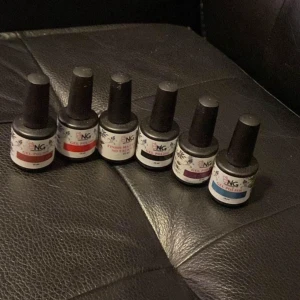 Nagellack  - 6st gele-nagellack ifrån nagelgiganten använda 1gång.  Färger- brun, röd, svart, mörk lila och blå samt ett matt finish nagellack.  Går att köpa styckvis också, kan mötas & fraktas…