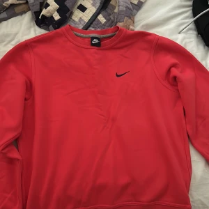 Red nike shirt - En oanvänd röd nike tröja i storleken M, vill bli av med den så snabbt som möjligt. Sätter priset på 250 kr, går ner med max 50 kr