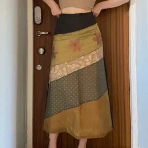 Kjol  - Jättefin unik kjol! Blandat material: silke, bomull, polyester och nylon. Passar mig med S/M. Midja ca 75 cm, längd 89 cm.