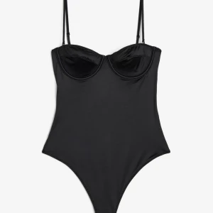 Body i satin - Hej! Säljer min helt sprillans nya body från H&M.  Den är inte uppackad, lappar etc och allt sitter kvar. Det är en svart string body i satin med balconette-bh 