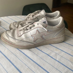 Reebok x Bapesta Club C 85 - Säljer dessa skor från Reebok i collab med A Bathing Ape som från början är köpta på Sneakersnstuff. De är använda men inga skador eller liknande. Säljer de då de inte kommer till så mycket användning längre Är storlek 41.