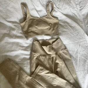Träningskläder  - Amin set, väldigt fint stick i storlek S i topp o byxa. Svårt o visa färgen på bild men den är biege grå.