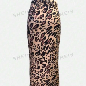 Leopard kjol  - Leopardmönstrad kjol från SHEIN, mönstret på bilden var inte samma som på bilden tycker jag, därför säljer jag den. Aldrig använd 