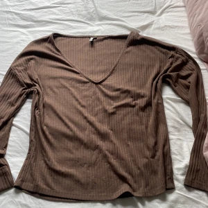 Tröja - Säljer denna pyjamas överdelen då den inte passar! Man kan ha den som en vanlig tröja också!❤️Har inga defekter❤️