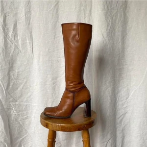 Bruna vintage boots i äkta läder - Vintage River Island läderstövlar från 2002, stl 40/UK 7, äkta skinn Ca 8 cm klack Mindre repor främst på tå och sula