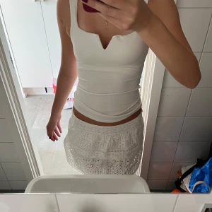 Populär kjol!! 🤗 - Jättefin!! Har några defekter ( se bild 2+3) men inte man tänker på!! Köp!