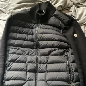 Moncler cardigan  - Perfekt cardigan för hösten, passar dig om du är mellan 165-175. NFC tagen funkar tyvärr inte, slutade fungera efter jag hade åkt skidor. Kan mötas upp i Stockholm👍 skriv vid funderingar. Säljs för så billigt för vill få den såld. 