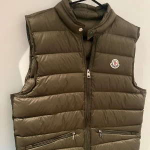 Moncler väst  - Västen är i nyskick och har bara använts några fåtal gånger. Scan och annat funkar såklart. 