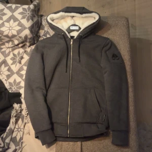 Grå moose knuckles hoodie/jacka - Säljer för att jag inte använder den. Skick 10/10 knappt använd (Äkta)