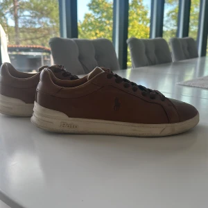 Polo skor - Bruna polo skor storlek 43. Väldigt fina och fräscha skor inför hösten. Skick 8/10 lite smutsiga men annars jättefina.