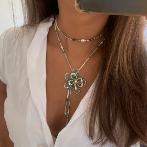 Hemmagjorda pärlhalsband  - Intressekoll på pärlhalsband med blommor⭐️ Dessa två är dem första gjorde och dem kommer bara att bli bättre!! Man får själv välja färger och design, ex lång eller kort. Hör av er om ni är intresserade, priser mellan 200-350kr (kort eller lång)💕🙏🏻🫶🏻🤩