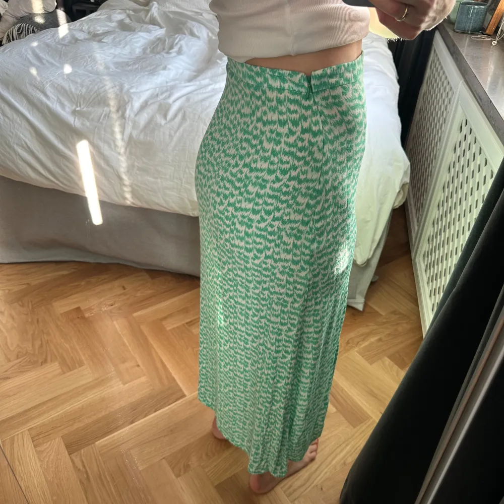 Fin kjol från hm, passar någon som är mer åt 34 än 36. Material är viskos. Jag är 162 för referens . Hameet.