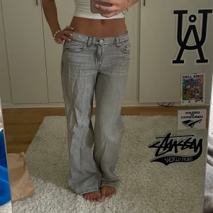 Gråa jeans från Gina!  - Gråa jeans från Gina i superbra skick! Hör av er vid intresse🫶🏼🫶🏼🫶🏼