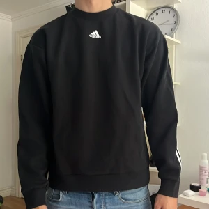 Collegetröja - Adidas tröja i storlek M. Knappt använd. Pris kan diskuteras vid snabb affär